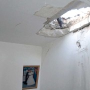 Raketten kom inn i hjemmet - fra Gaza. Heldigvis ble ingen skadet i hjemet i Sør-Israel. Innbyggerne beskyttes bl.a. av tilfluktsrommene som HJH er med på å støtte.