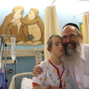 Elhana (15) er alltid blid og glad, smiler faren Oded Almoh (57). Foto: Mona Beck