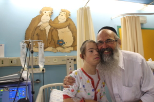 Elhana (15) er alltid blid og glad, smiler faren Oded Almoh (57). Foto: Mona Beck