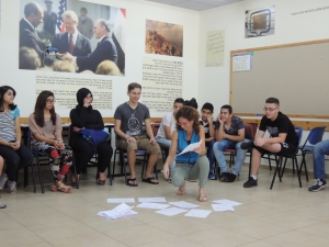 Net@ sommerseminar lærer ungdommen å leve sammen. Miri fra Peres Freddsenter fordeler gruppens ledere i to grupper etter som de sier om de er gode eller dårlige.